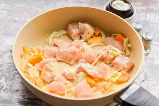 Макароны с куриным филе на сковороде