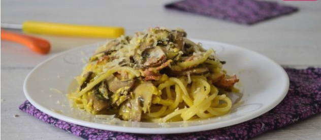 Макароны с беконом и грибами