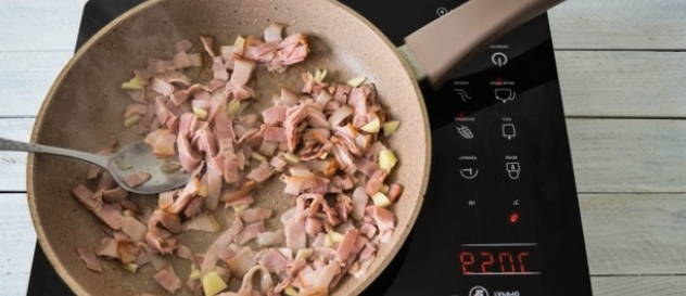 Макароны с беконом и грибами
