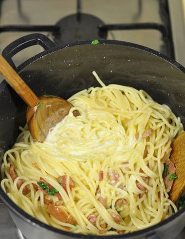Макароны с беконом и сливками на сковороде