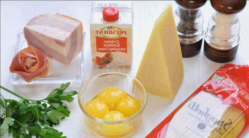 Макароны с беконом и сливками на сковороде