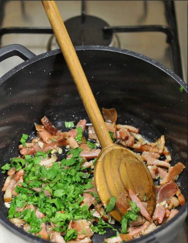 Макароны с беконом и сливками на сковороде