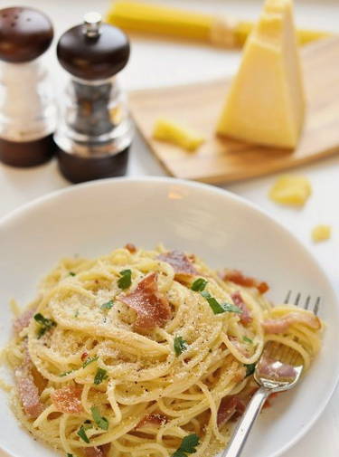 Макароны с беконом и сливками на сковороде