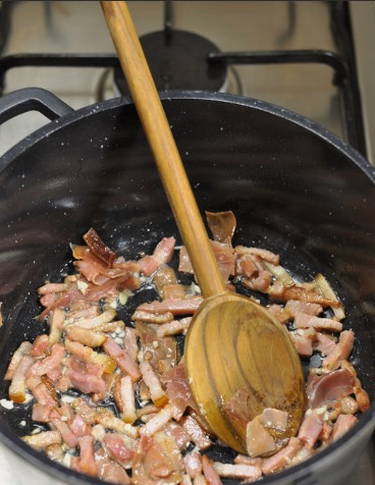 Макароны с беконом и сливками на сковороде