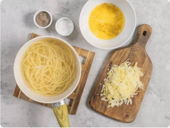 Макароны с яйцом и сыром