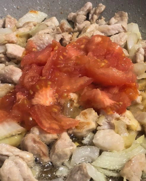 Макароны с мясом в сливочном соусе