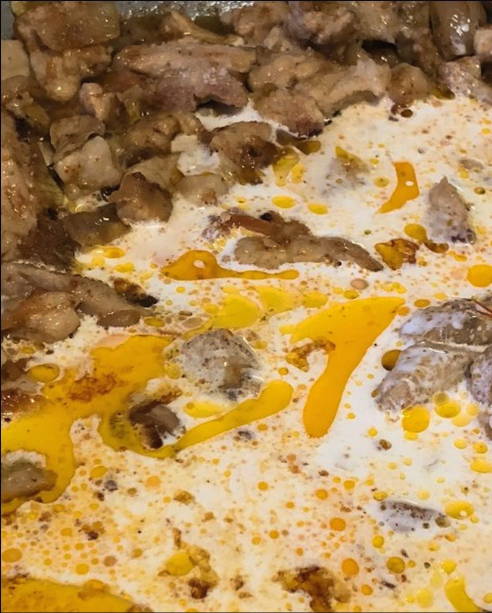 Макароны с мясом в сливочном соусе