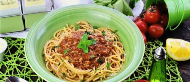 Макароны болоньезе с беконом