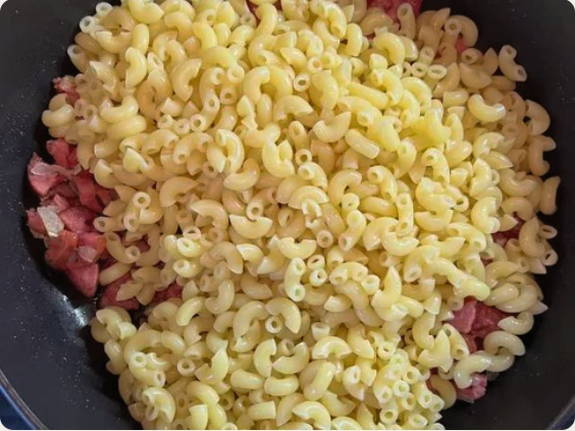 Макароны с копченой колбасой