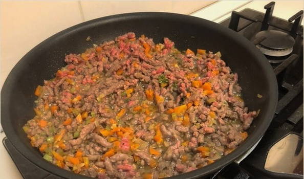 Макароны болоньезе с фаршем и томатной пастой на сковороде