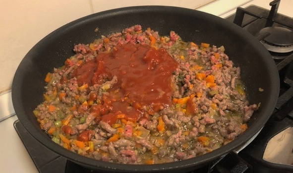 Макароны болоньезе с фаршем и томатной пастой на сковороде