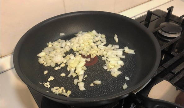 Макароны болоньезе с фаршем и томатной пастой на сковороде