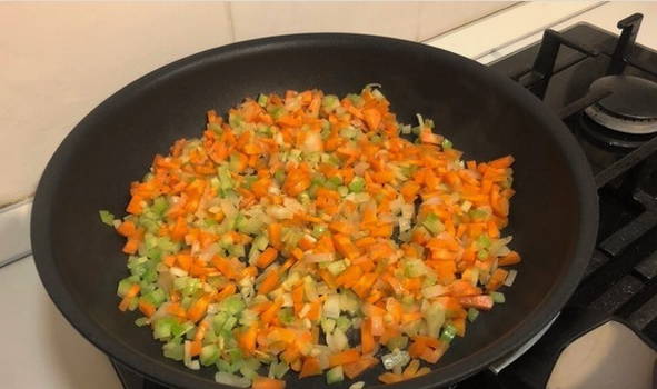 Макароны болоньезе с фаршем и томатной пастой на сковороде