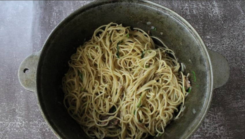 Макароны с тушенкой в казане