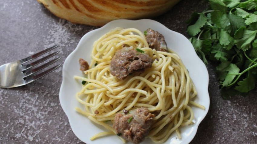 Макароны с тушенкой в казане