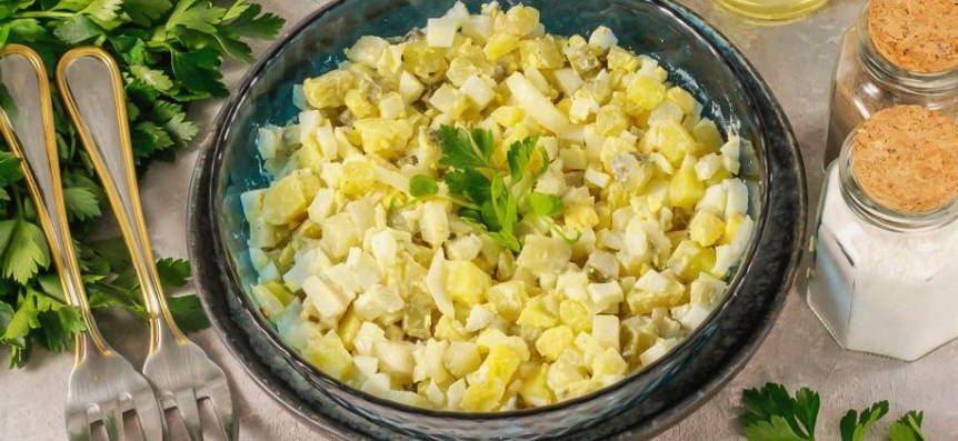 Картофельный салат с солеными огурцами и яйцом