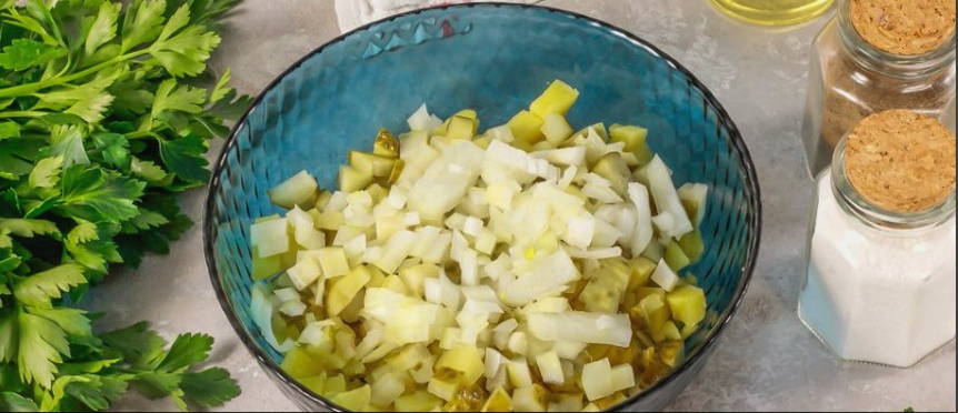 Картофельный салат с солеными огурцами и яйцом