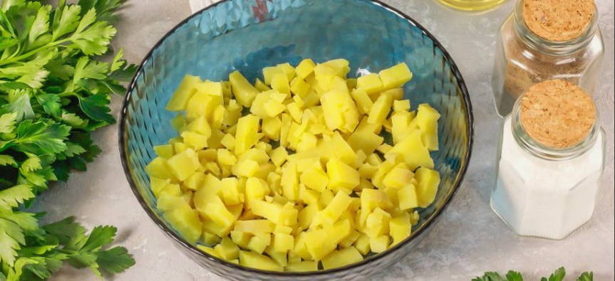 Картофельный салат с солеными огурцами и яйцом