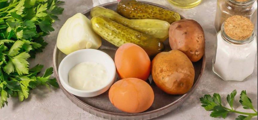 Картофельный салат с солеными огурцами и яйцом