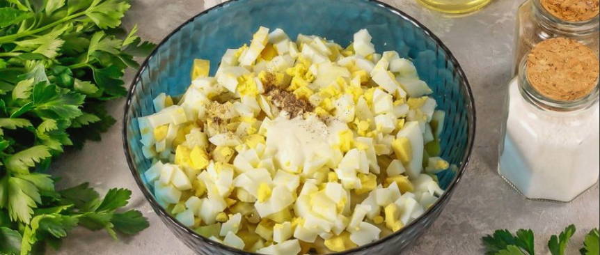 Картофельный салат с солеными огурцами и яйцом