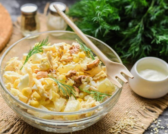 Салат «Карибский» с курицей и ананасами