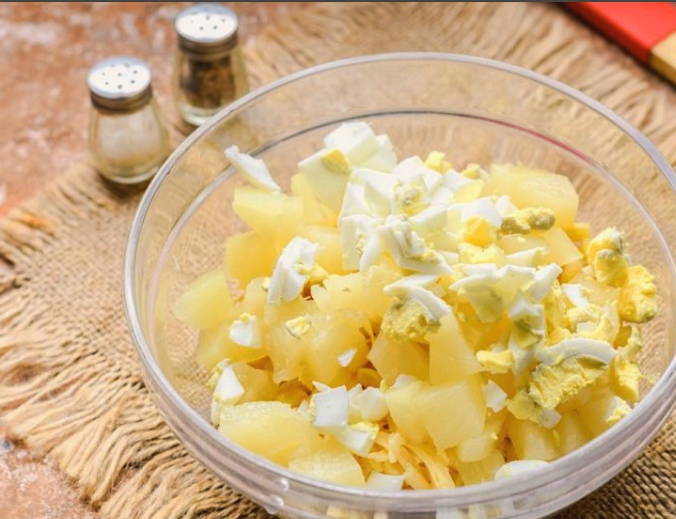 Салат «Карибский» с курицей и ананасами