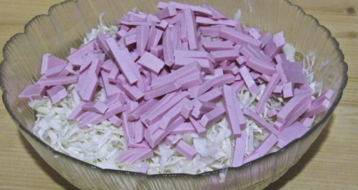 Салат «Карелия» с ветчиной и капустой