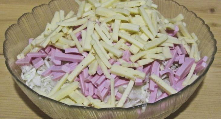 Салат «Карелия» с ветчиной и капустой