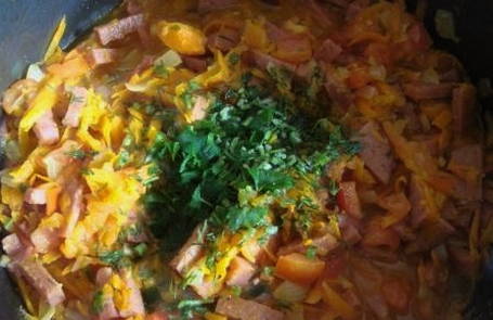 Макароны с колбасой, морковью и луком на сковороде