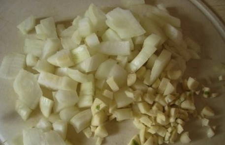 Макароны с колбасой, морковью и луком на сковороде
