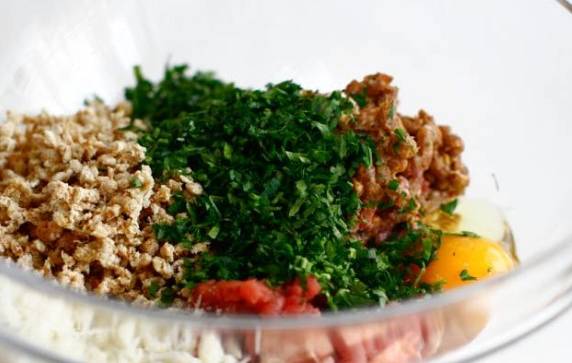 Макароны с тефтелями в томатном соусе