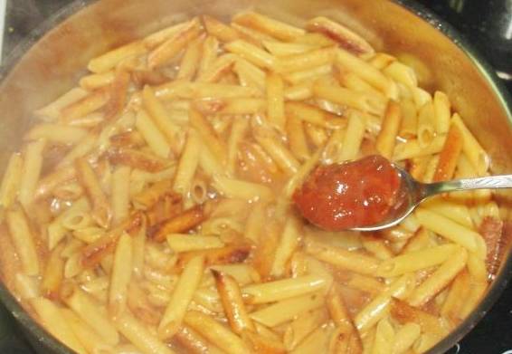 Жареные макароны на сковороде