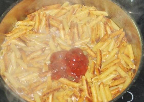 Жареные макароны на сковороде