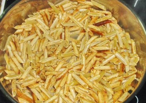 Жареные макароны на сковороде