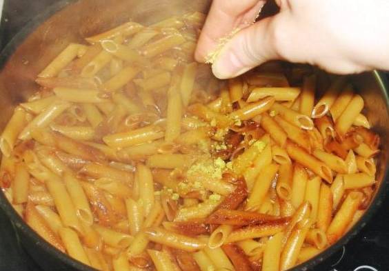 Жареные макароны на сковороде