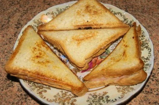 Горячие бутерброды с сыром и колбасой Горячие бутерброды с сыром и колбасой
