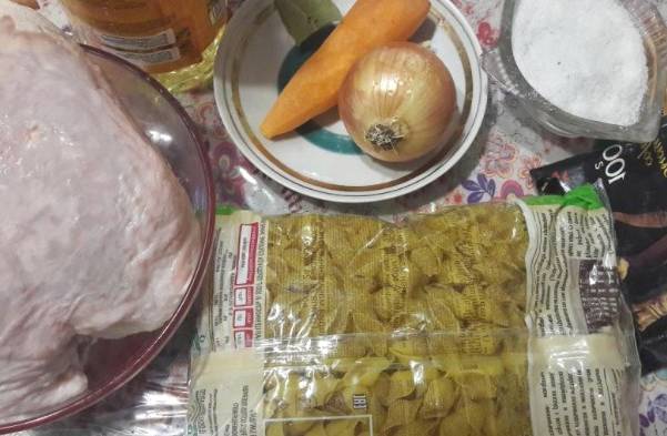 Макароны с куриной грудкой на сковороде