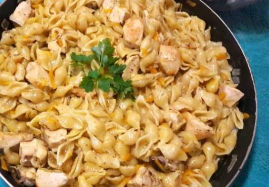 Макароны с куриной грудкой на сковороде