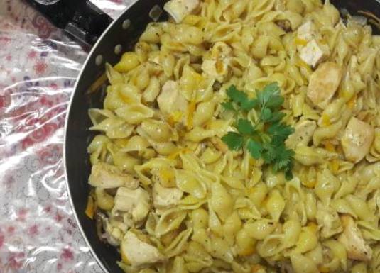 Макароны с куриной грудкой на сковороде