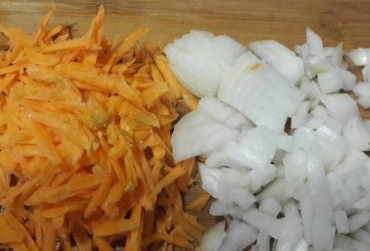Макароны с куриной грудкой на сковороде
