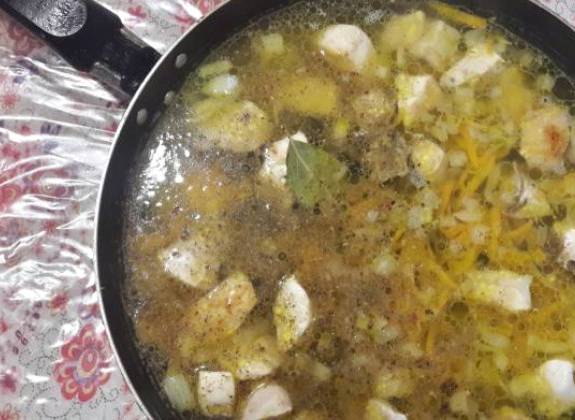 Макароны с куриной грудкой на сковороде