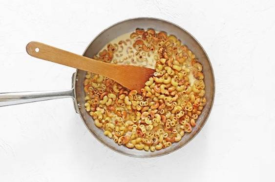 Макароны с сыром и молоком на сковороде