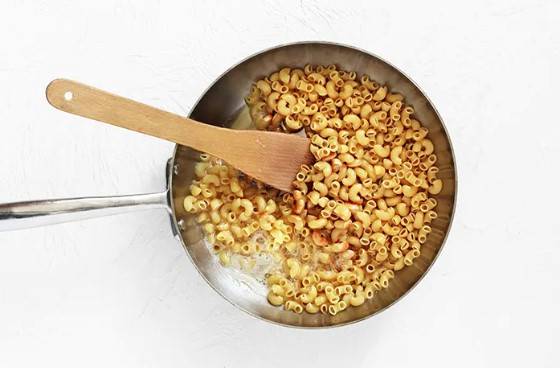 Макароны с сыром и молоком на сковороде