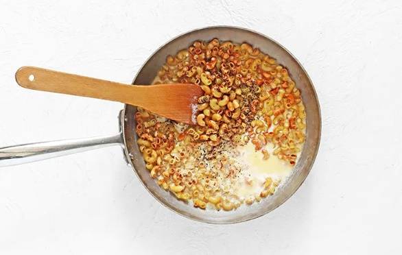 Макароны с сыром и молоком на сковороде