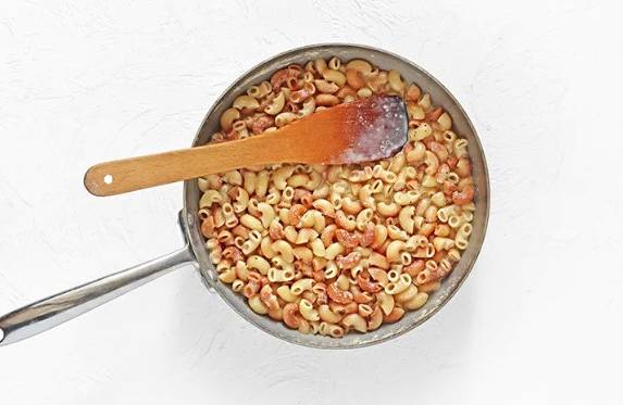 Макароны с сыром и молоком на сковороде