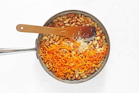 Макароны с сыром и молоком на сковороде