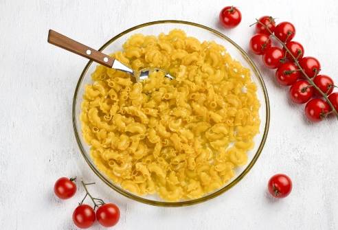 Макароны без варки с курицей в духовке