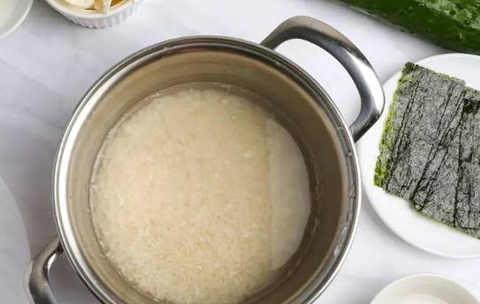 Салат «Как суши» с красной рыбой