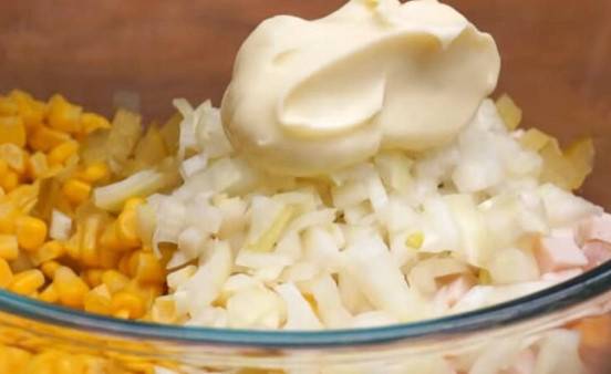Салат «Кабриолет» с копченой курицей