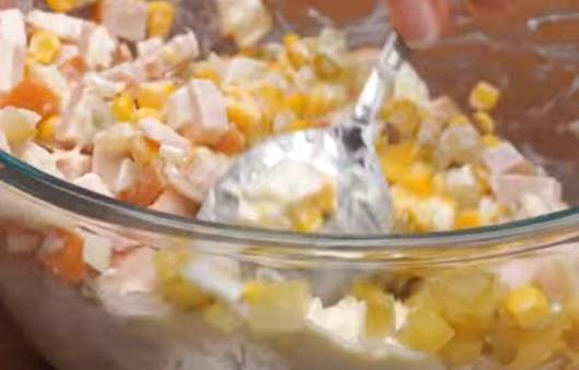 Салат «Кабриолет» с копченой курицей